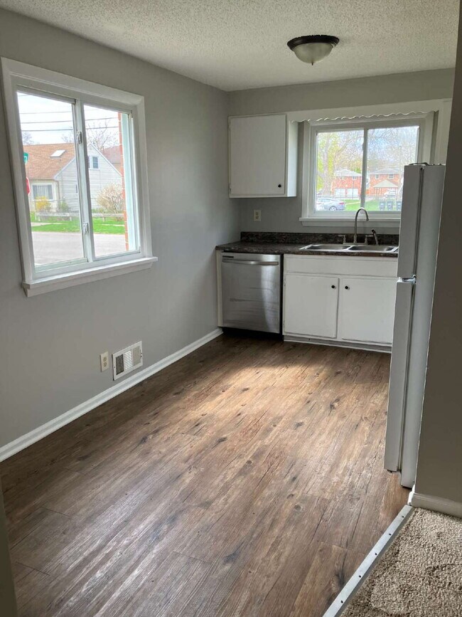 Foto del edificio - Available May 1!  Spacious 3 BR, 1.5 Bath in East Rochester