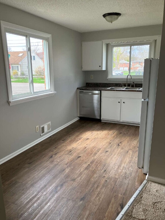 Building Photo - Available Now!  Spacious 3 BR, 1.5 Bath in East Rochester