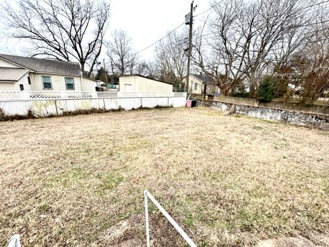 Building Photo - TWO BEDROOM / ONE BATH UNIT AVAILABLE NOW!