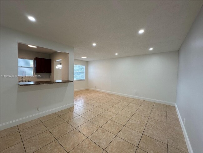 Building Photo - 5661 SW 36th Ct