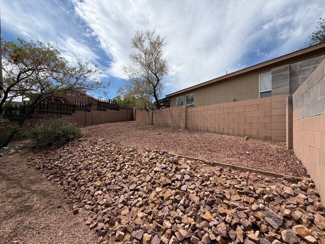 Foto del edificio - 3 Bedroom Single Story Available Near McMahon Blvd NW & Unser Blvd NW!