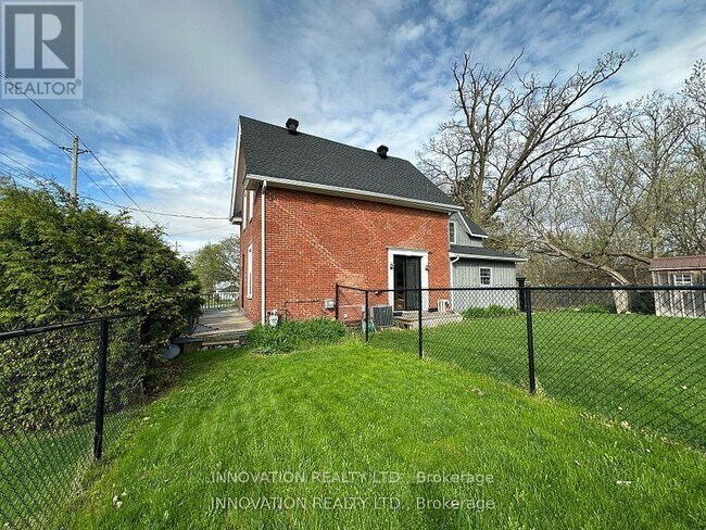 Photo du bâtiment - 348 Donald B. Munro Dr