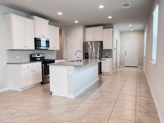 Cocina totalmente equipada con electrodomésticos de acero inoxidable y encimeras de granito. - 12112 Coyote Call Way