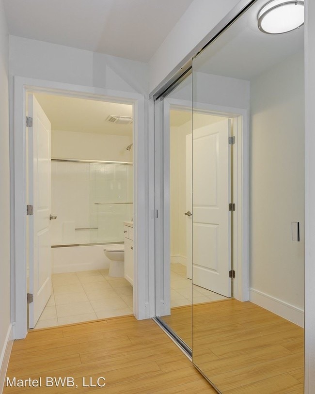 Building Photo - 910 N Martel Ave