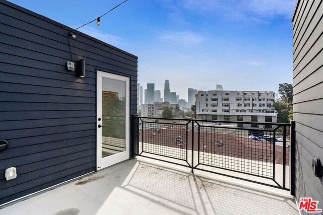 Building Photo - 321 N Bixel St