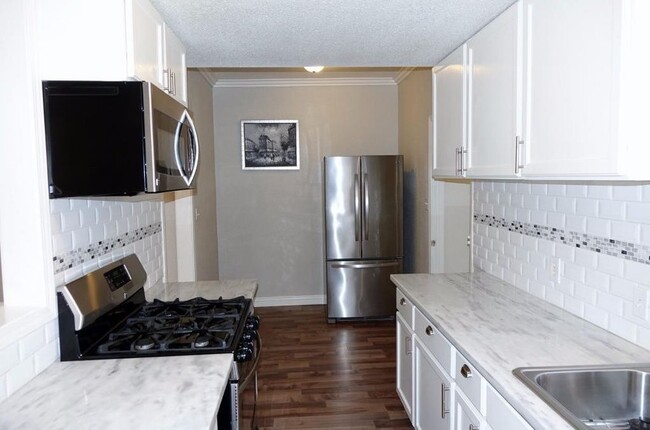 Building Photo - House: 3 Bedroom / 2 Bathroom (North Oak P...