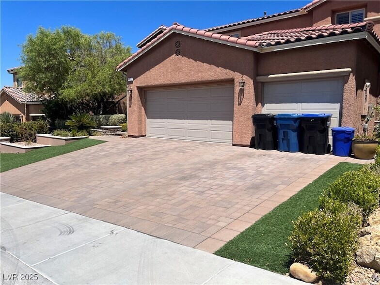 Foto principal - 892 White Sparrow St