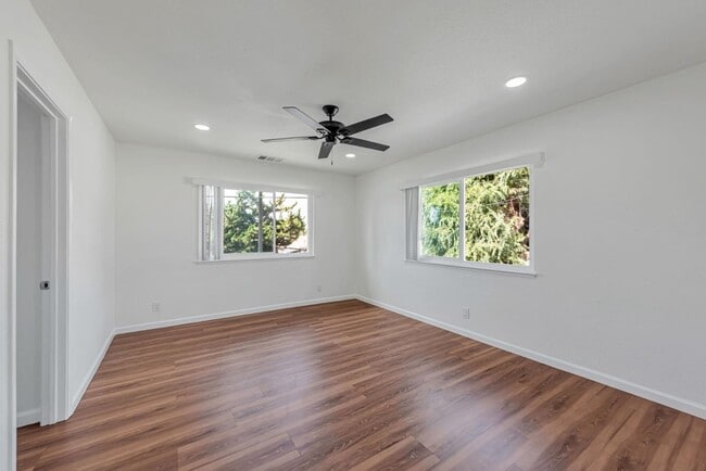 Building Photo - 25654 Franklin Ave
