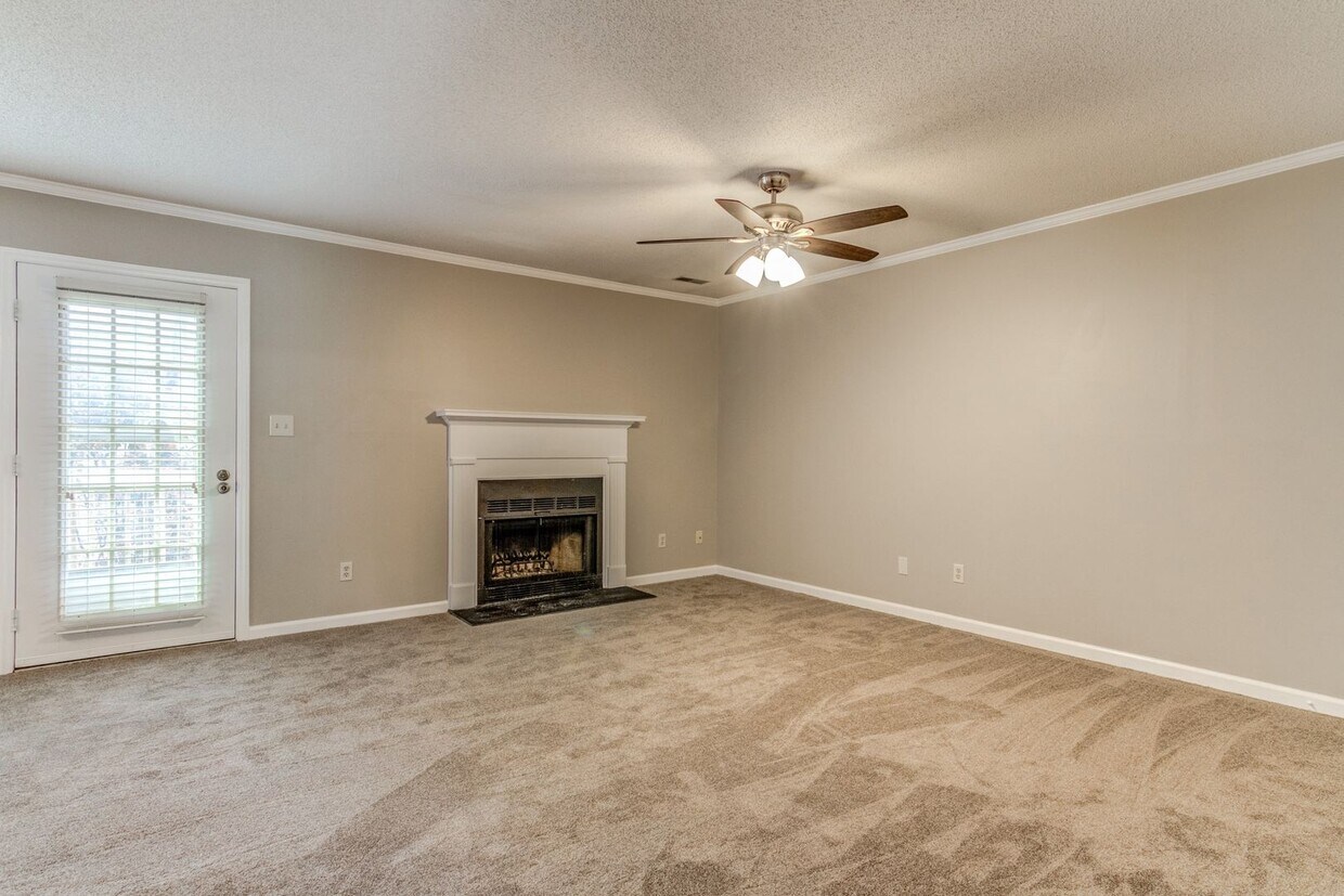 Primary Photo - Spacious 3 Bedroom Townhouse in Fantastic ...