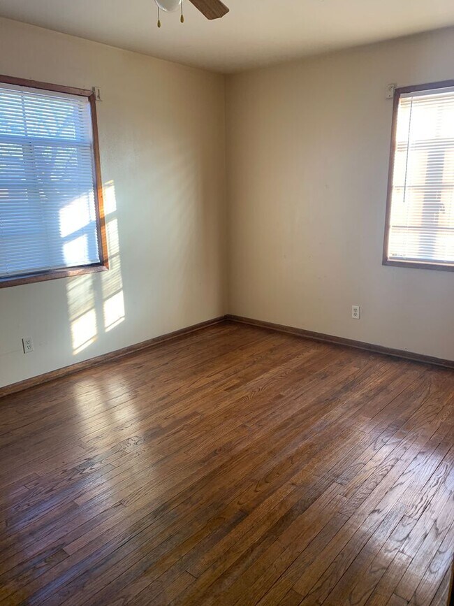 Building Photo - 1/1 Duplex In Paramount!! Small Yard, Smal...