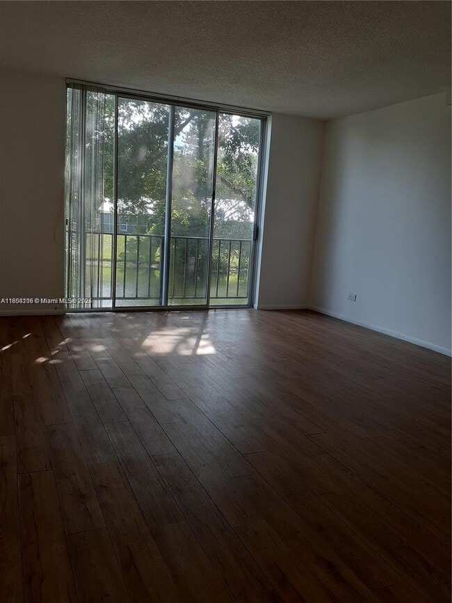 Building Photo - 3670 Inverrary Dr