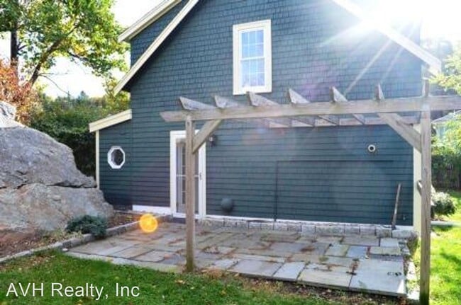 Building Photo - 2 br, 1.5 bath House - 1B Pigeon Hill Court