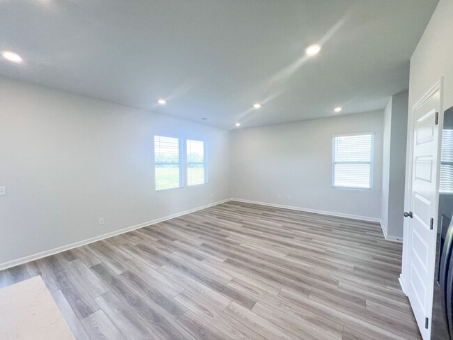 Building Photo - 4 Bedroom 2.5 Bathroom Home