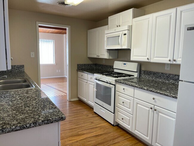 Foto del edificio - Coming Soon! 4 bdrm with POOL!