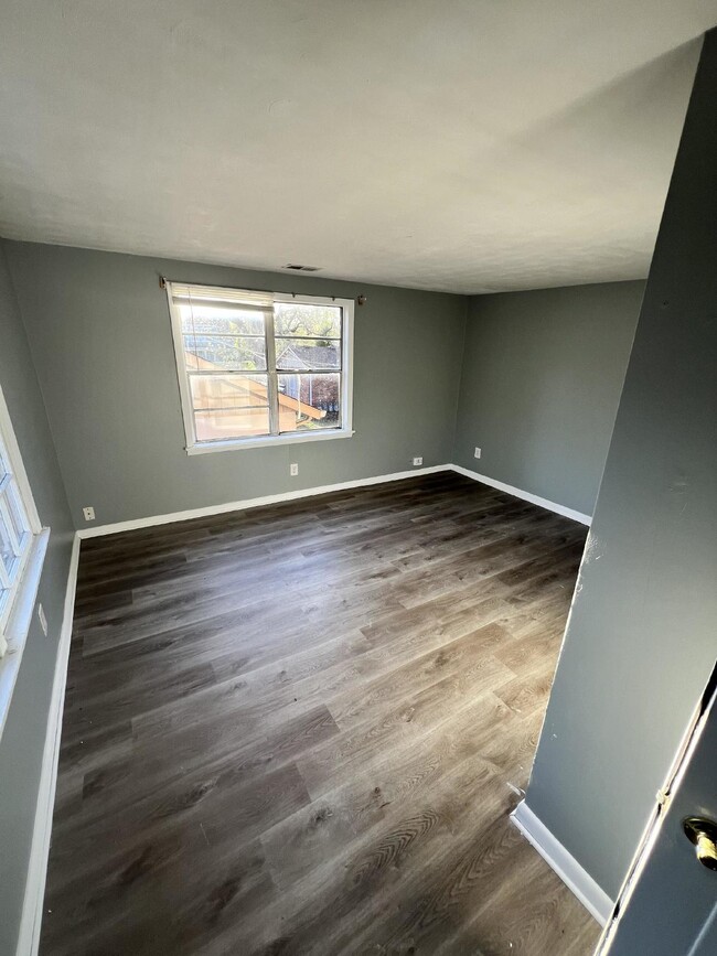 Building Photo - Cozy 2-Bedroom Townhouse in Louisville, KY...