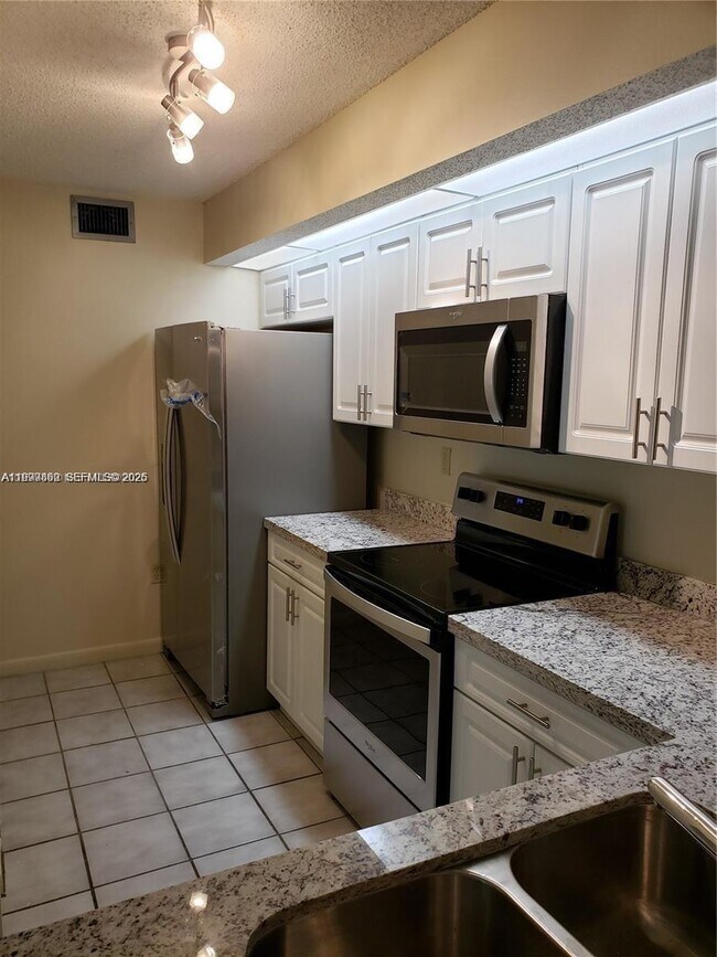 Foto del edificio - 8590 SW 212th St