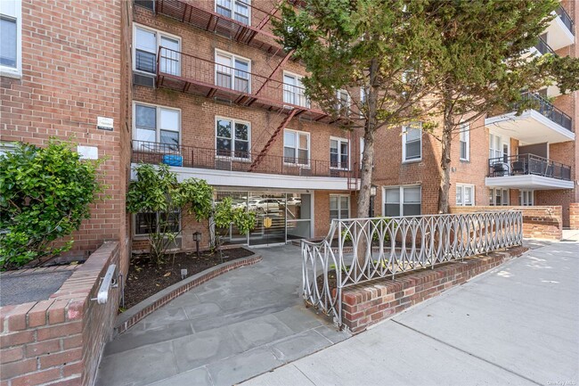 Foto del edificio - 67-50 Thornton Pl