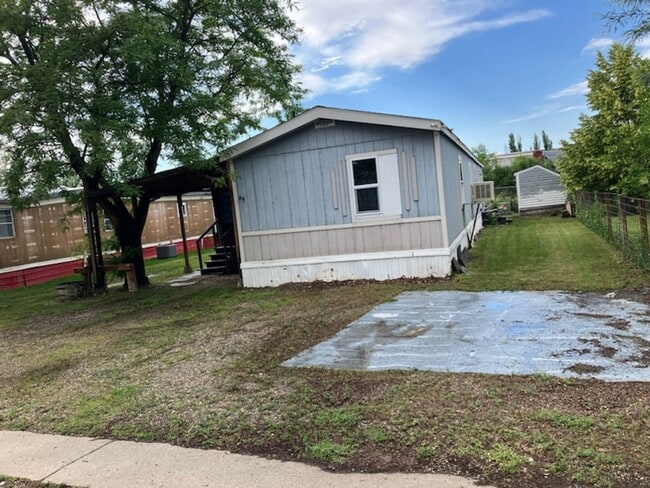 Building Photo - 3 bed, 2 bath Trailer house with outer sto...