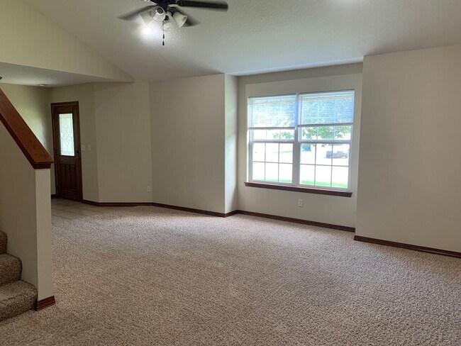 Building Photo - Beautiful 3 bedroom, 2 bathroom home with ...