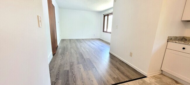 Foto del edificio - 2 BR Duplex in Convenient Neighborhood - PET FRIENDLY