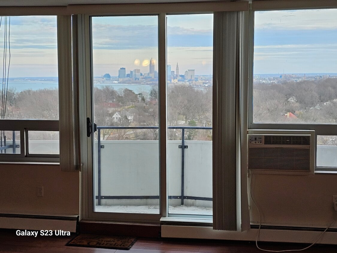 Photo - 11811 Lake Ave (Lakewood, OH)