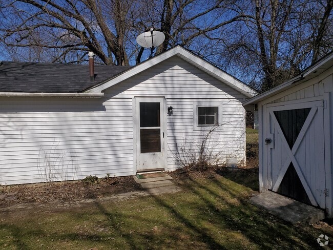 Building Photo - 712 S Elm St