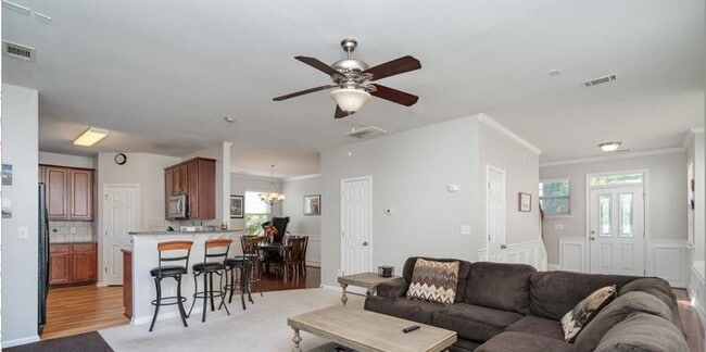 Building Photo - 3367 Streamside Dr