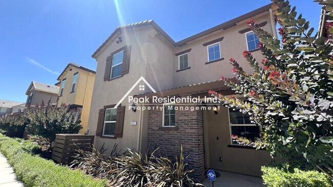 Building Photo - Updated 3bd/2.5ba Roseville Home with 2 Ca...