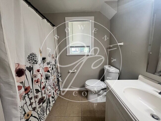 Foto del edificio - "Charming 4-Bed Home with Finished Basemen...