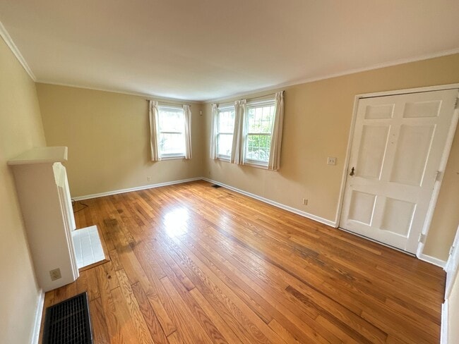 Building Photo - Worthington Colonial Hills with Attached Single Car Garage