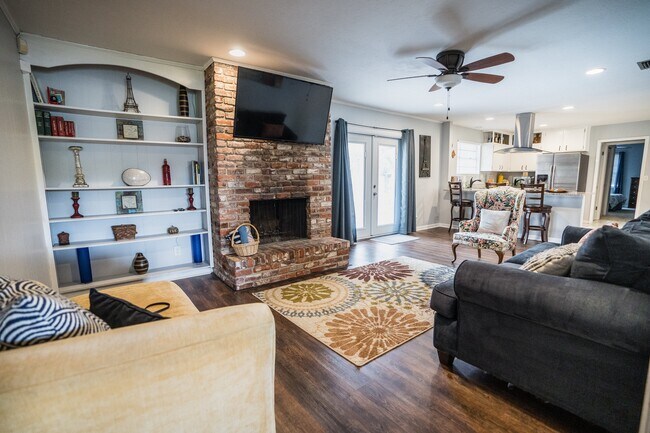 Foto del edificio - 8647 San Servera Dr E