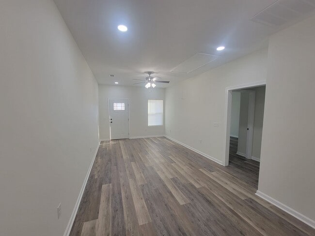 Building Photo - 2122 Circular Dr