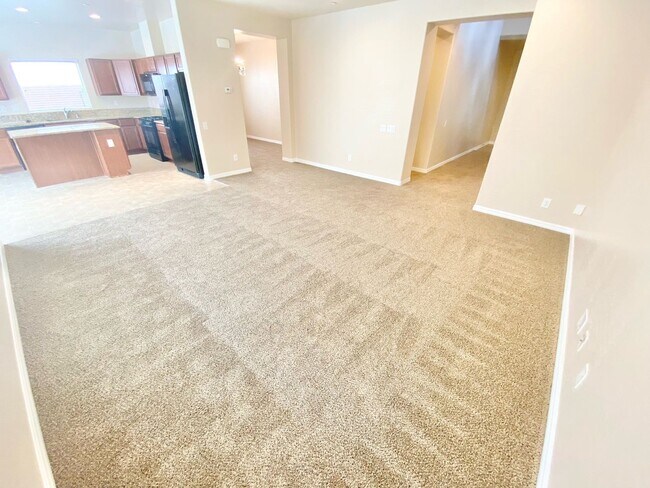 Foto del edificio - WONDERFUL HENDERSON HOME 3 BEDROOM / 2.5 BATH TWO STORY HOME WITH 2 CAR GARAGE