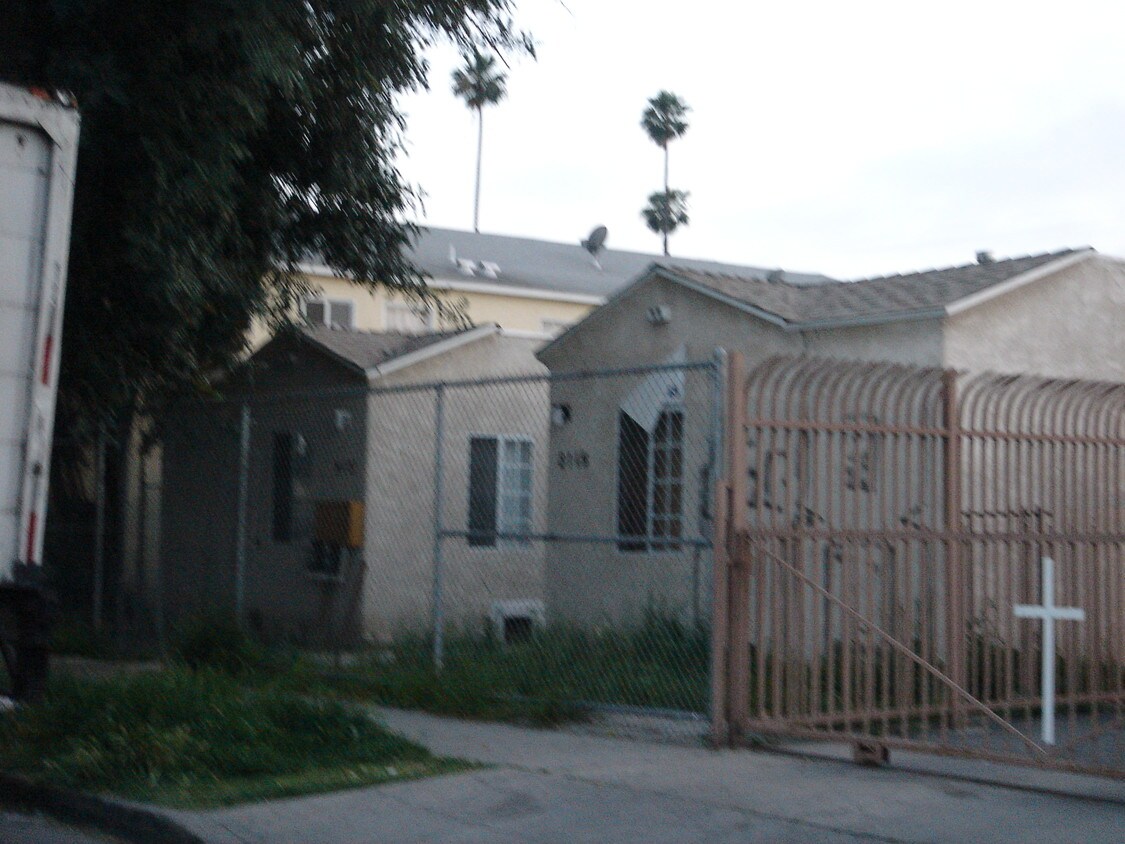 Vista de frente - 8119 S Hoover St