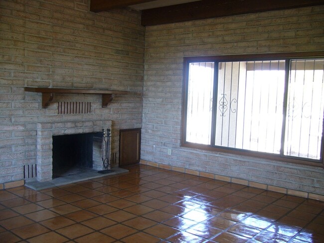 Building Photo - 5310 N Camino Real
