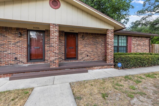 Foto del edificio - 1684 Pine Grove Ave