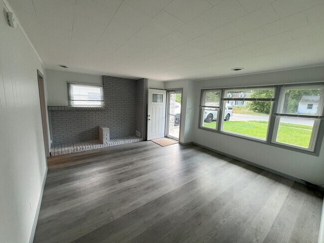 Building Photo - NEWLY REMODELED 3 BEDROOM HOME NEAR CIVIC ...