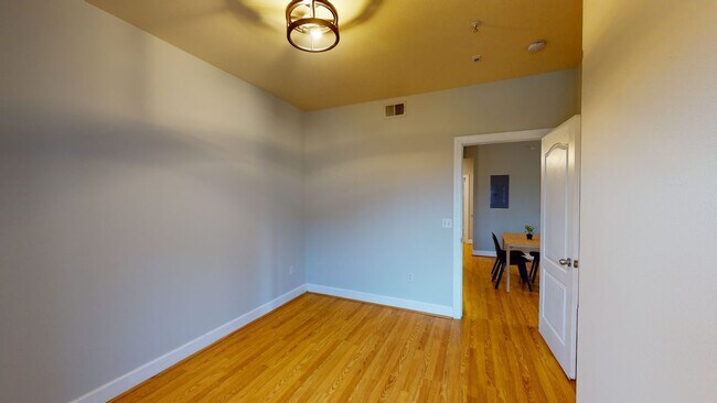 Foto del edificio - Queen room A in a Newly Added Home in Eas