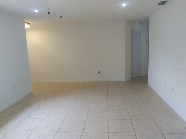 Building Photo - 1240 Bounds St