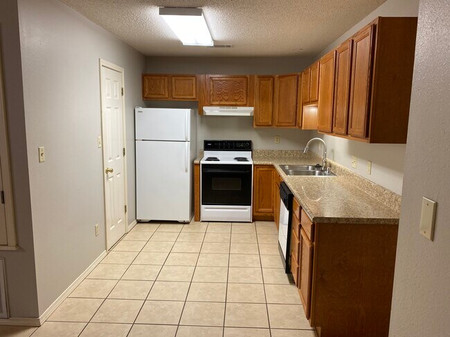 Building Photo - 403 Valley Dr