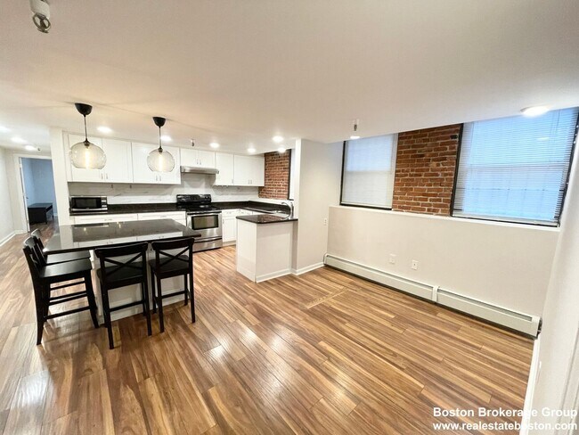 Foto del edificio - 9/1/25 Huge 4BR/2BA on edge of Northeastern/Berklee campuses
