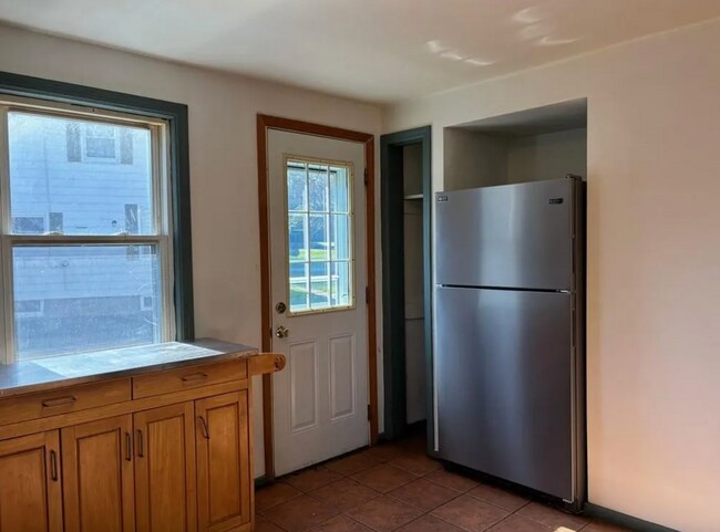 Foto del edificio - 32 Dewitt Dr