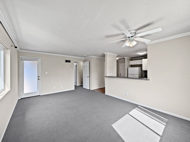 Building Photo - Great Second Floor 1B/1BA w/ Private Patio...