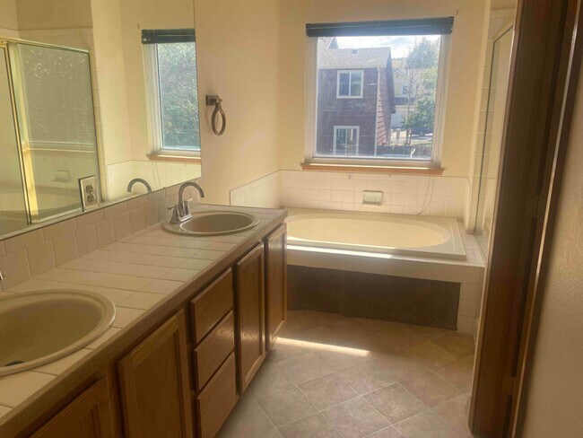 Building Photo - 1335 Chesham Cir