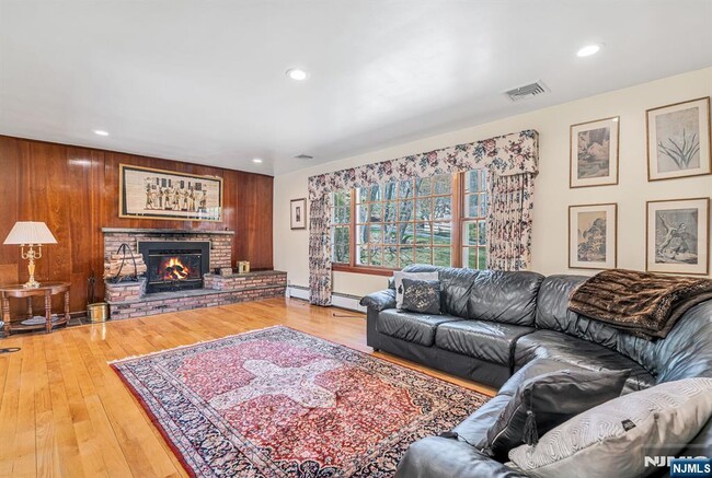 Building Photo - 16 Barnfield Ct