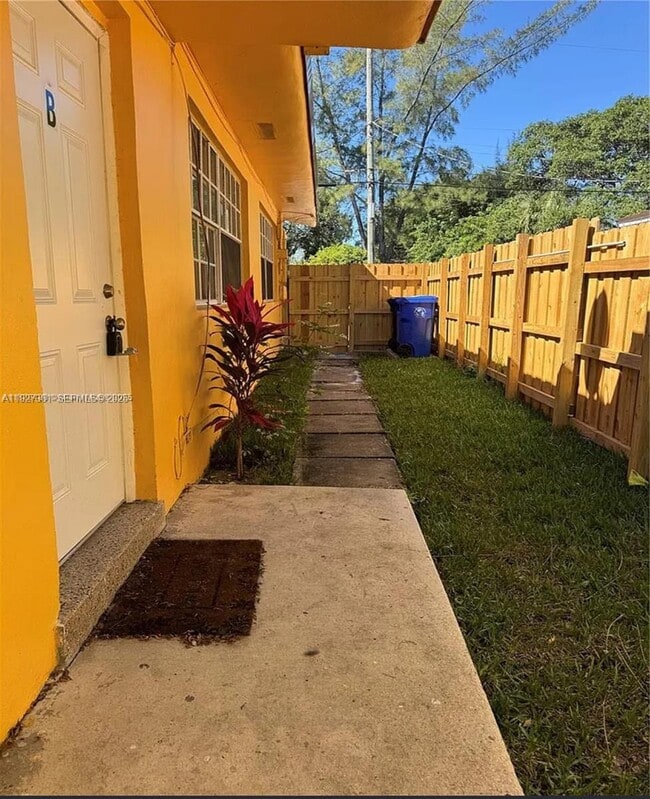 Building Photo - 522 NW 13th Ave