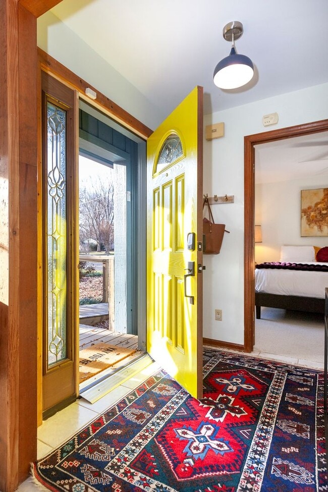Building Photo - Super cute 3 bedroom, 2 bath home on woode...
