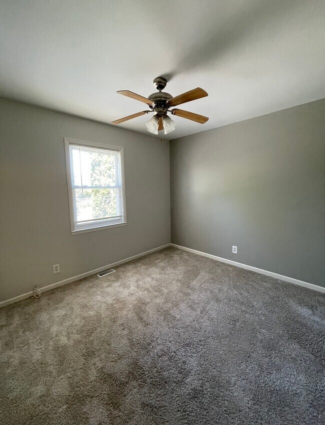 Building Photo - 2370 Carnation Dr
