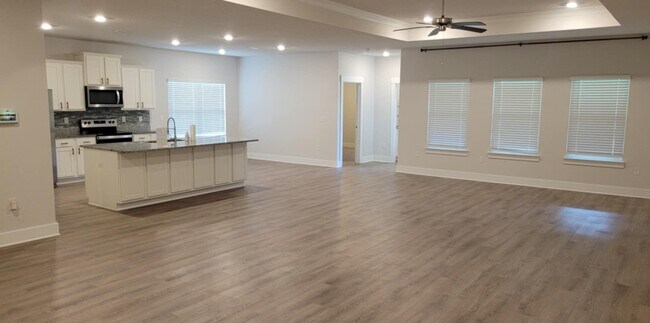 Foto del edificio - Spacious 4-Bedroom Home in Desirable Beula...