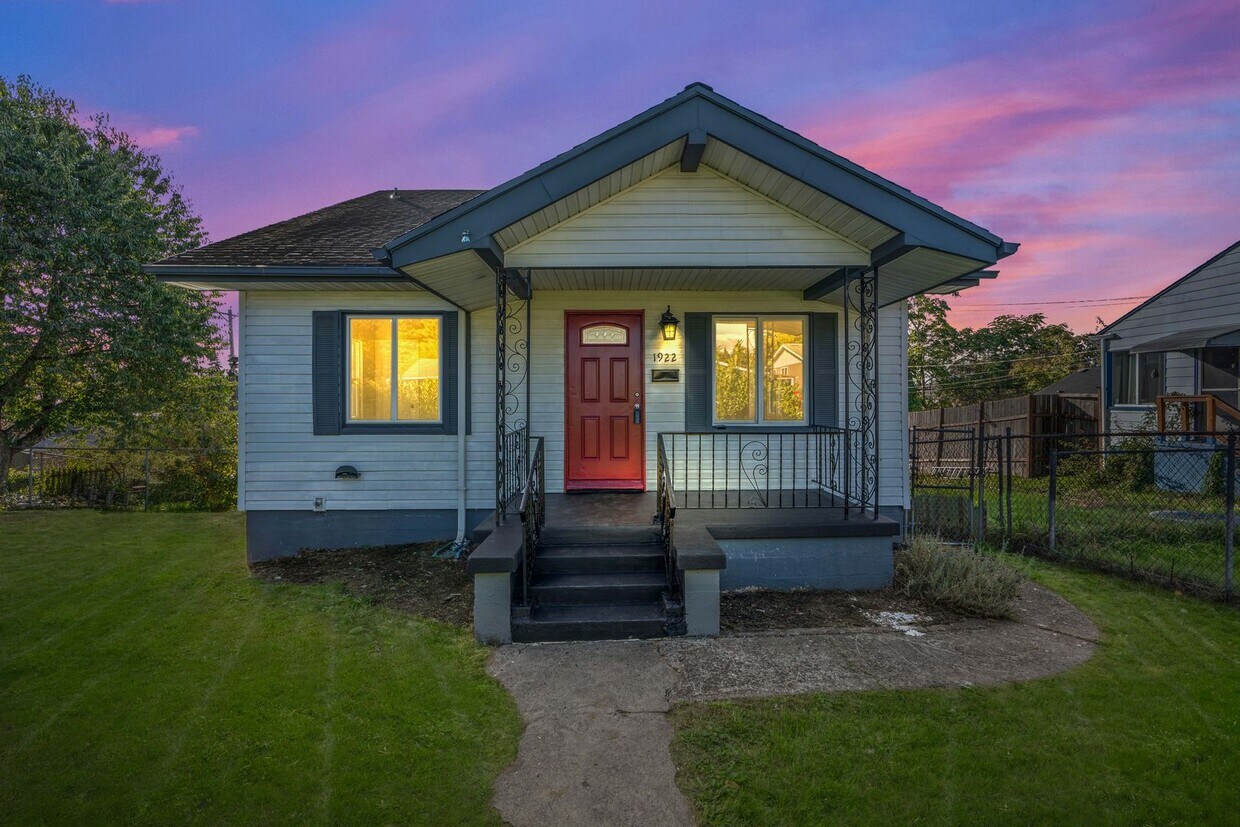 Primary Photo - Updated 5 bed 2 bath Central Tacoma area Home
